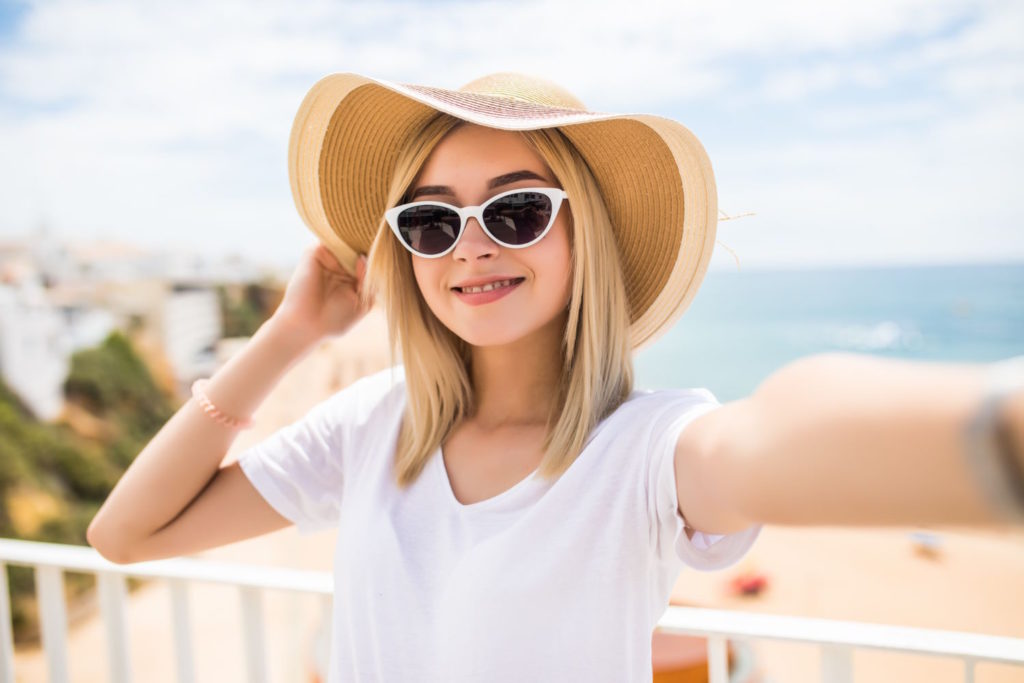 Okulary przeciwsłoneczne są niezwykle przydatne w ochronie oczu przed szkodliwym działaniem promieni UV