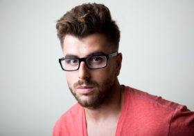 Eleganckie okulary korekcyjne dla mężczyzn marki Emporio Armani